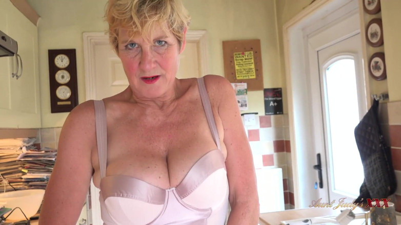 Aunt Judy's XXX: Judysxxx - vollbusige reife hausfrau lutscht deinen schwanz in der küche (pov)