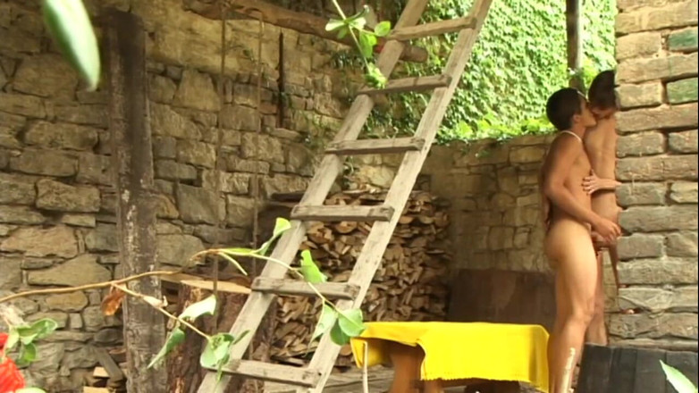 Boys boyz: Mokrá stodole Twinks: sání slaměného klobouku a surový anál v...