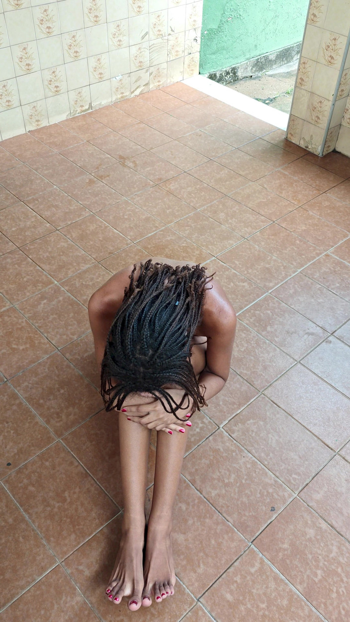 Lily Slav: 복근을 하거나 벌을 받는 앉아있는 서브