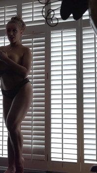 Beth Bennett ciega en video detrás de escena