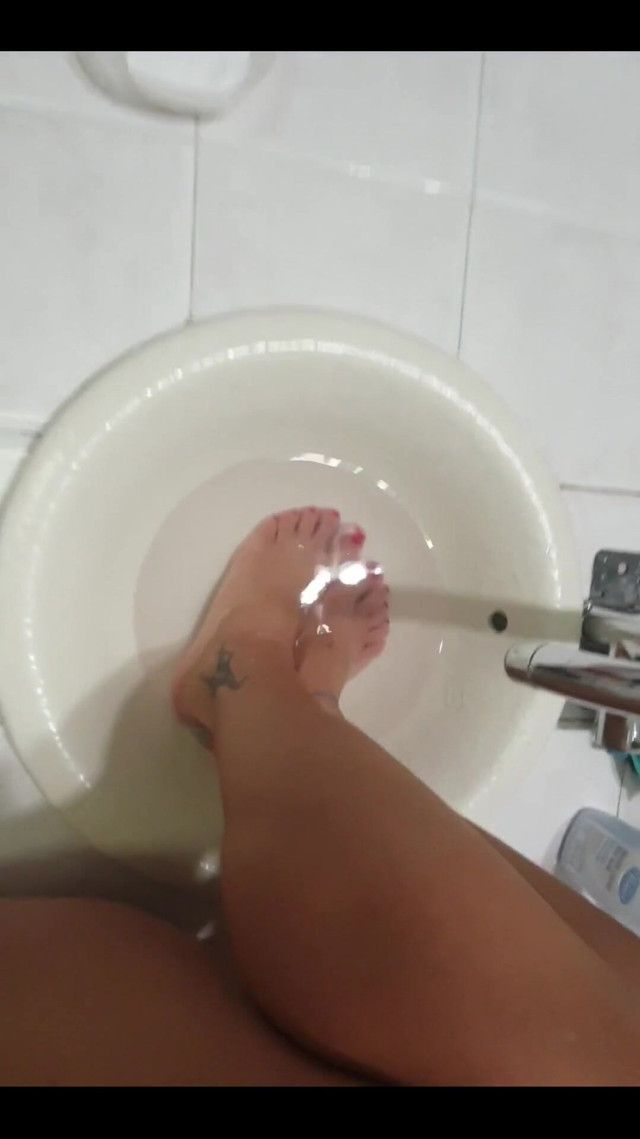 Baking Soda and Sugar Scrub for Soft Feet (Only Maya)
