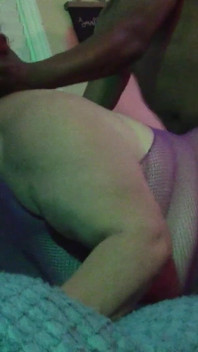 Esposa caliente en traje de rejilla y tacones para bbc