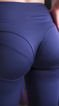 레깅스를 입고 쪼이는 엉덩이를 보여주는 밀프