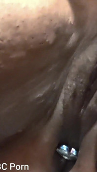Îmi satisfac pizda cu vibrator mare și clitoris