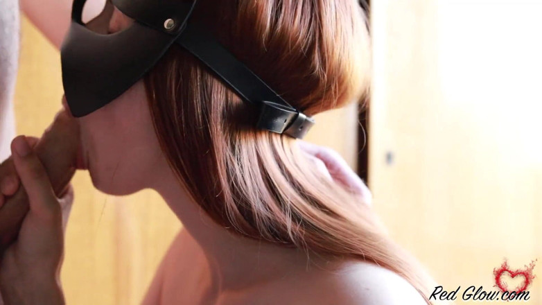 Red Glow: Ragazza in maschera nera pompino grande cazzo - sperma in bocca...
