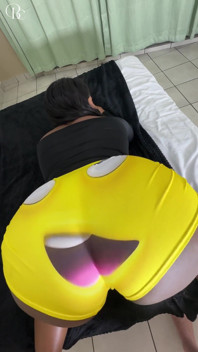 Běloch stříká na velký zadek černé dívky Oblečení