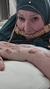 Калека в в хиджабе бдсм с обоих ракурсов