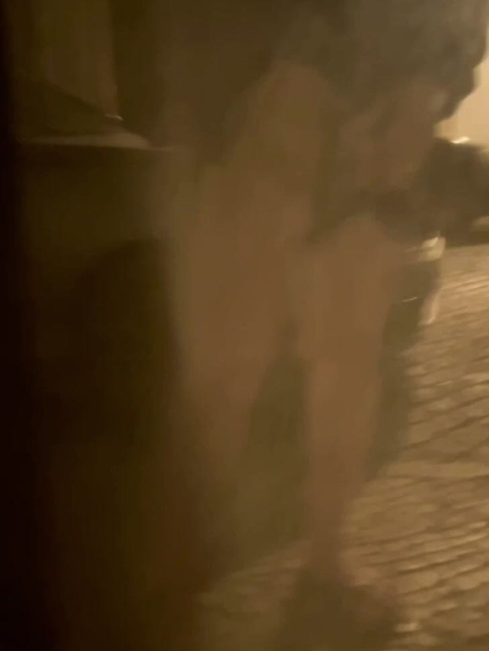 AmateurBoysPissing: L-am prins pe băiatul ăsta pișându-se în fața ferestrei mele