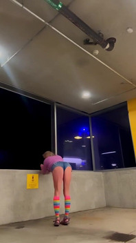 Sissy sexy în pantaloni scurți, în pantaloni scurți, parcare în centrul orașului