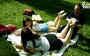 Czech Soles - foot fetish content: Dwie boso dziewczyny w parku mają stopy czczone przez nieznajomego