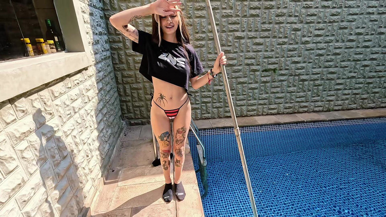 QroZne Studios: Zne Tabu - sora vitregă ajutând în piscină [scenă completă