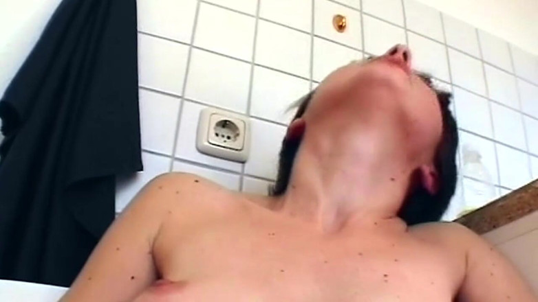 Onlyxfans: Behaarte muschi, gurke-dehnung - schlampiges kehlenfick-finish