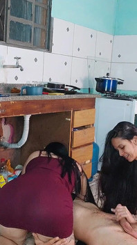 Gli Amici Chiamarono Il Vicino per Sistemare Il Tubo E I Vestiti Corti Furono La Tentazione per Il Vicino