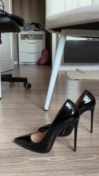 Giantess menyusutkan mainan kaki