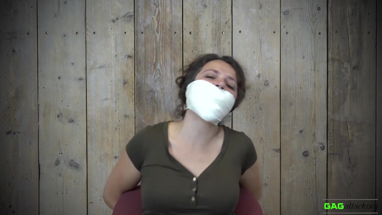 Gag Attack: Julia - microfoam-tape kokhalzen