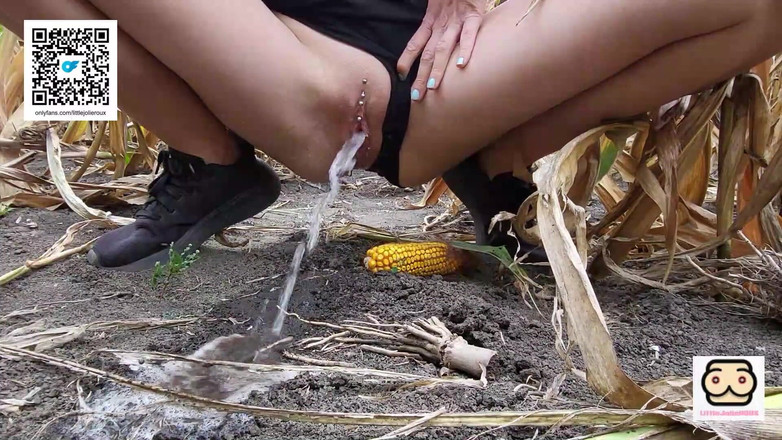 littlejolieroux: मक्के के खेत में तत्काल पेशाब