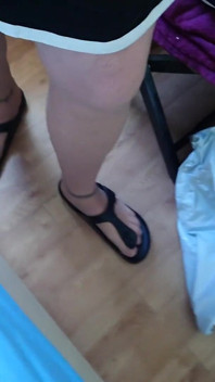 Birkenstocks và chân nylon ở cầu thang