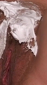 Doktor hamile orta yaşlı seksi kadının damlayan dölünü iyice inceliyor
