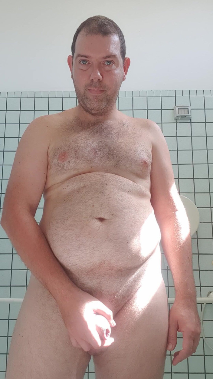 Mirko2589: Chico desnudo en baño público