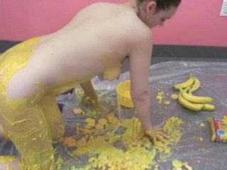ChickPass Amateurs: Kinky Danni este acoperită de cremă galbenă