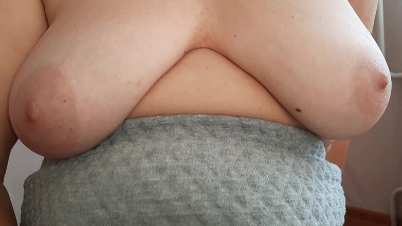 Lesbian-candys: 熟女、熟女和学生在对方面前自慰