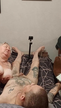 Nackte nachbarin gibt tiefen blowjob, bis ich komme