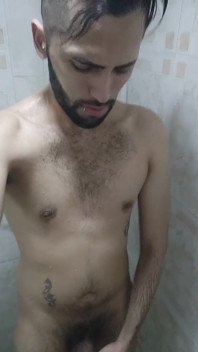 Zich aftrekken onder de douche terwijl je aan je denkt