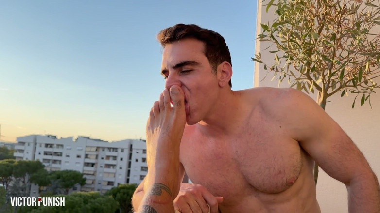 Victor Punish: Lambendo o tênis e os pés do alfa