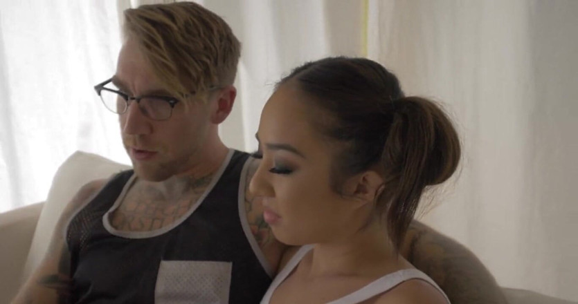 Hookup Hotshot: Cute Asian spinner Mila Jade idzie ostro anal na pierwszej...