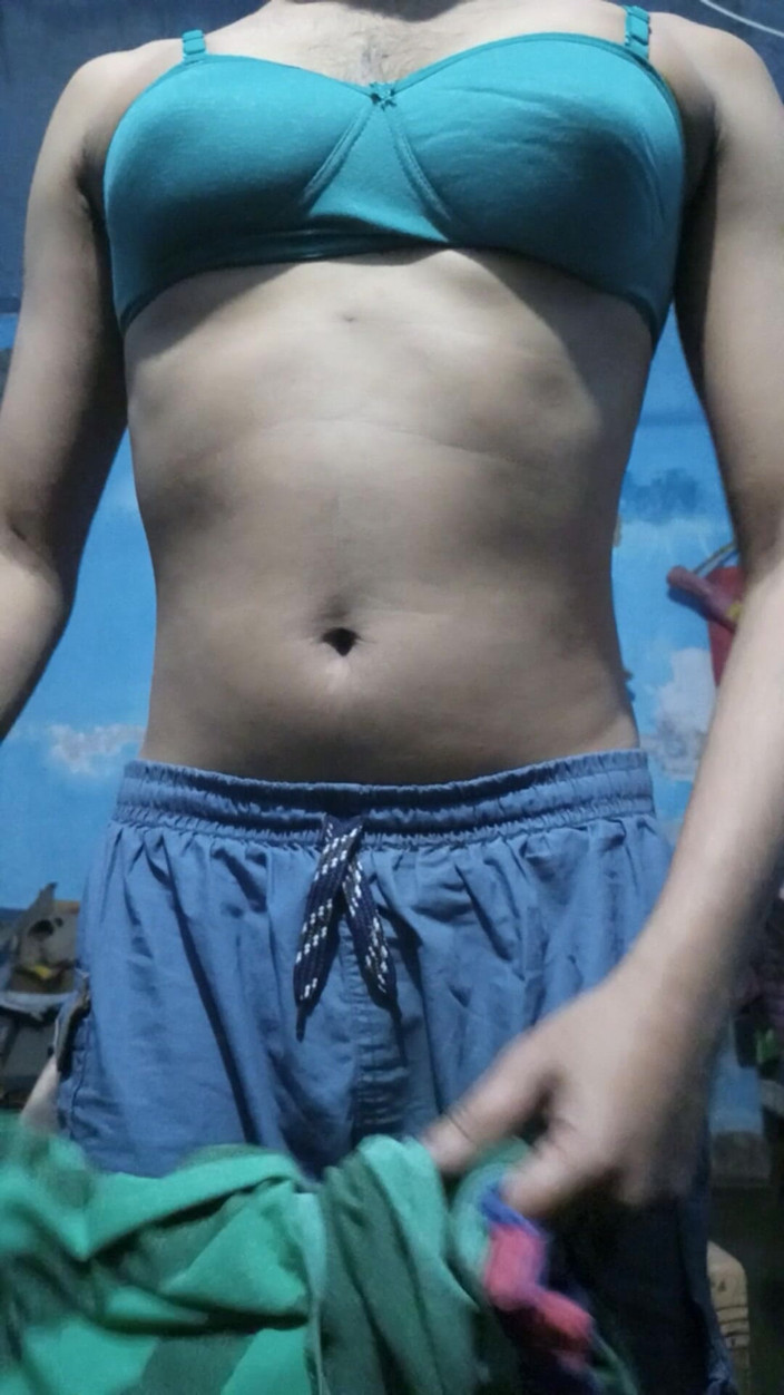 Lustyizlife: Tânăr băiat indian cu pulă în fimoză purtând sutienul și chiloții surorii...