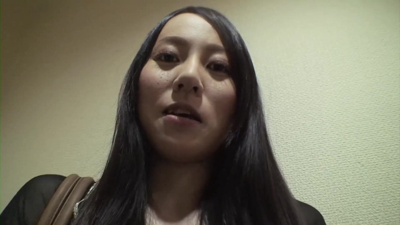 Asian Mature Climax: Baví se na schodech ukazující její balíček