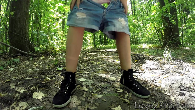 Love 2 Piss: Chcaní v lese a Stírání kundičky s listem - kompilace