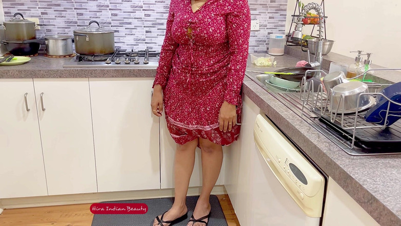 Hot 365 Entertainments: 戴穆斯林头巾的美女和她的- 一个温柔、充满激情的爱在厨房的时刻