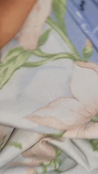 Aku bergiliran bermain dengan memek tetanggaku di bawah selimut