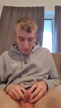Un garçon mince tire sa peau pour montrer à bellend