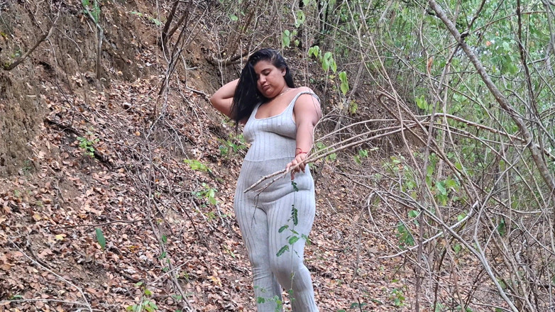 SugarPose: BBW Latina chodzi nago na zewnątrz
