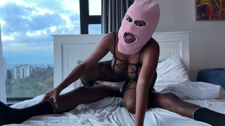 Petite queens: このきつくて小柄な膣を激しく突き、絶頂までイくまで。小柄な体がチャンピオンのように隅々まで受け入れる