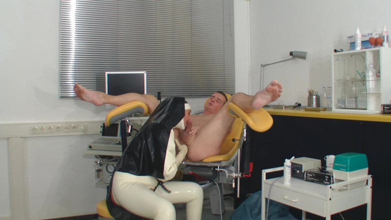 Rubber & Clinic Studio - 1ATOYS: Eine perverse analuntersuchung