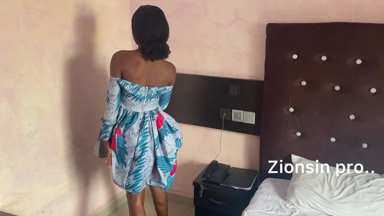 Zion: Awek eboni hitam striptis