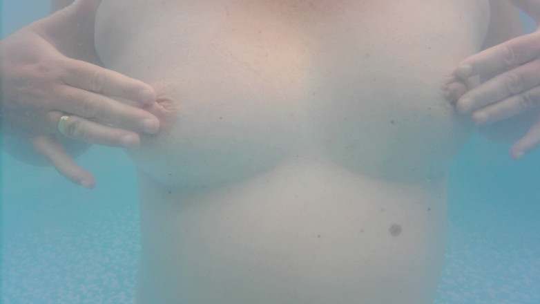 SimoneLive1: Payudara di kolam renang