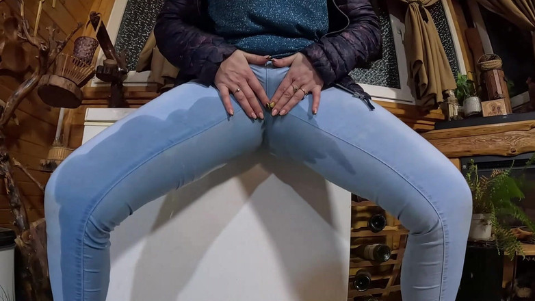 MilfyCalla: Cameltoe 熟女在牛仔裤里跳舞、挑逗和撒尿 - 湿恋物癖幻想 335