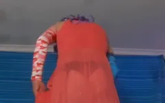 Burlas en mi vestido rosa y medias y desnudándolo