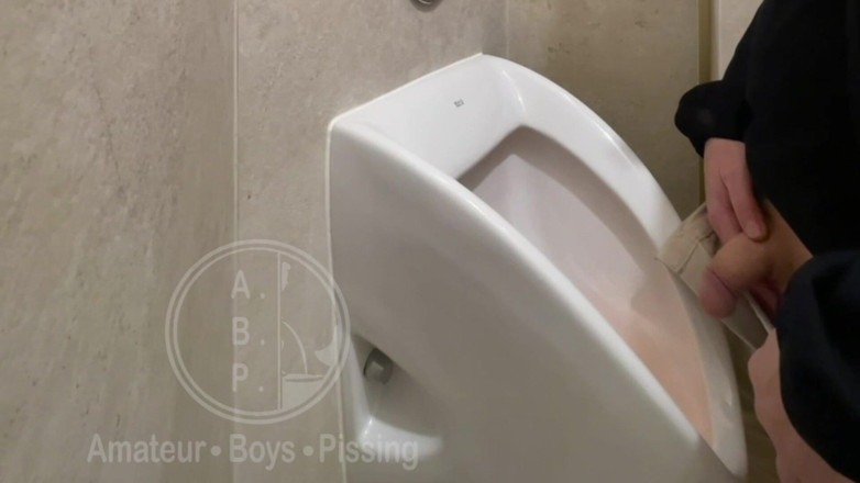 AmateurBoysPissing: Tertangkap lelaki itu kencing dalam kencing seterusnya