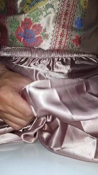 Crossdresser Memakai Set Satin Melancap