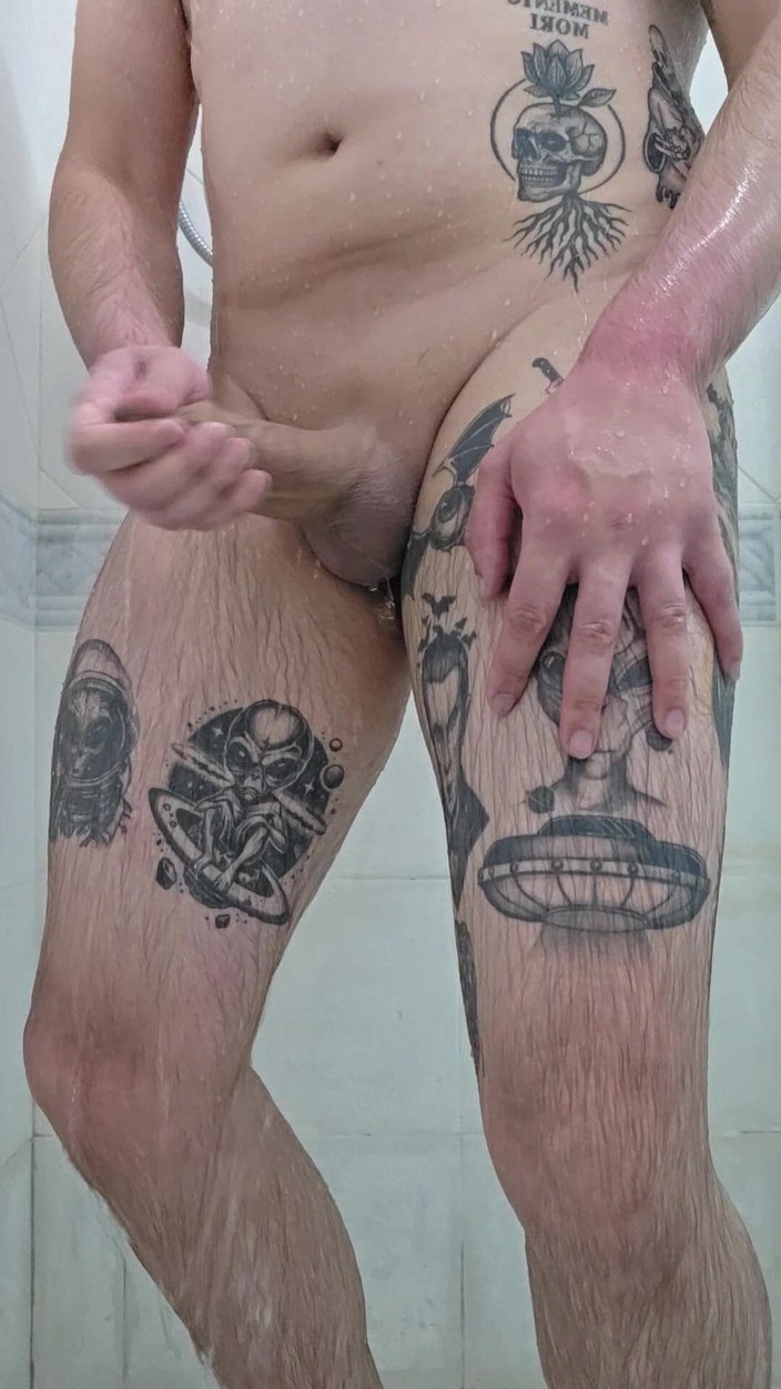 Lkdick8: गोल-मटोल शॉवर में झटके मारते हुए पकड़ा गया था