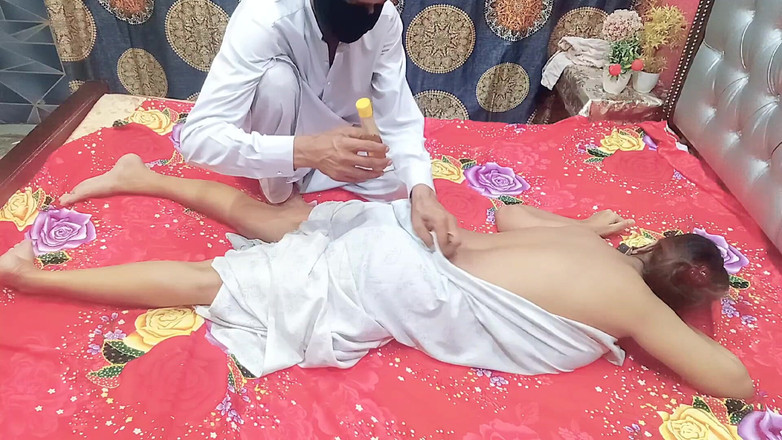 MehwishButt: एक भारतीय देसी चोदने लायक मम्मी ने मालिश के लिए मालिश करने वाली को बुलाया और मालिश करने वाली ने अपनी भारतीय देसी भाभी की चुदाई की मालिश