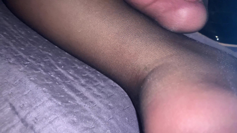 CoppiaCollant: Cewek sange dengan stoking hitam ini lagi asik ngocok kontol...