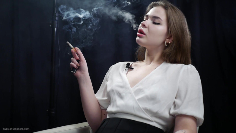 Russian Smokers: Awek blonde Rusia merokok dalam blaus putih