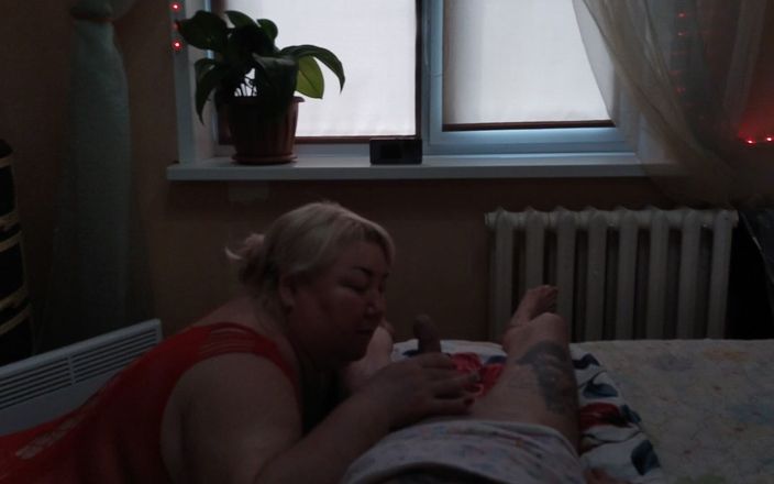 Zona901: Spermahungrige stiefmutter entleert Eier und schluckt dickes sperma