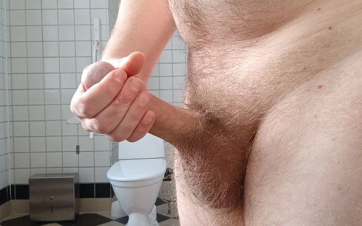 Ed Eden: Masturbasi di toilet